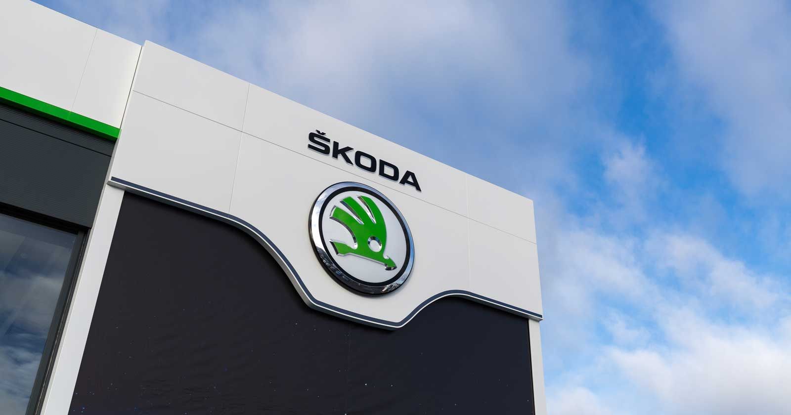 Horton-Skoda-Lincoln-Car-Showroom-exterior-signage-by-APSS