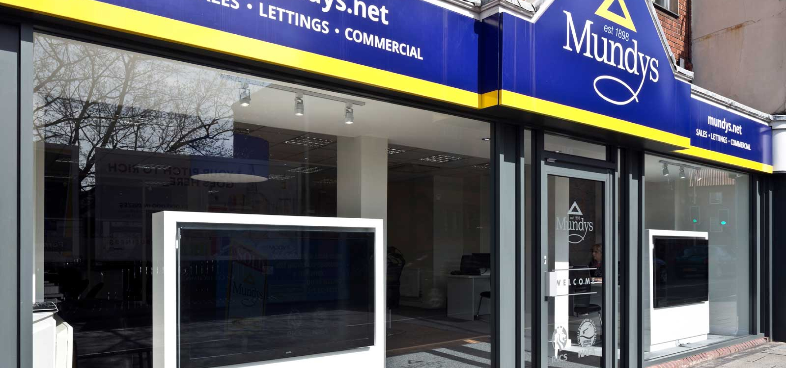 Mundys external signage installed by APSS