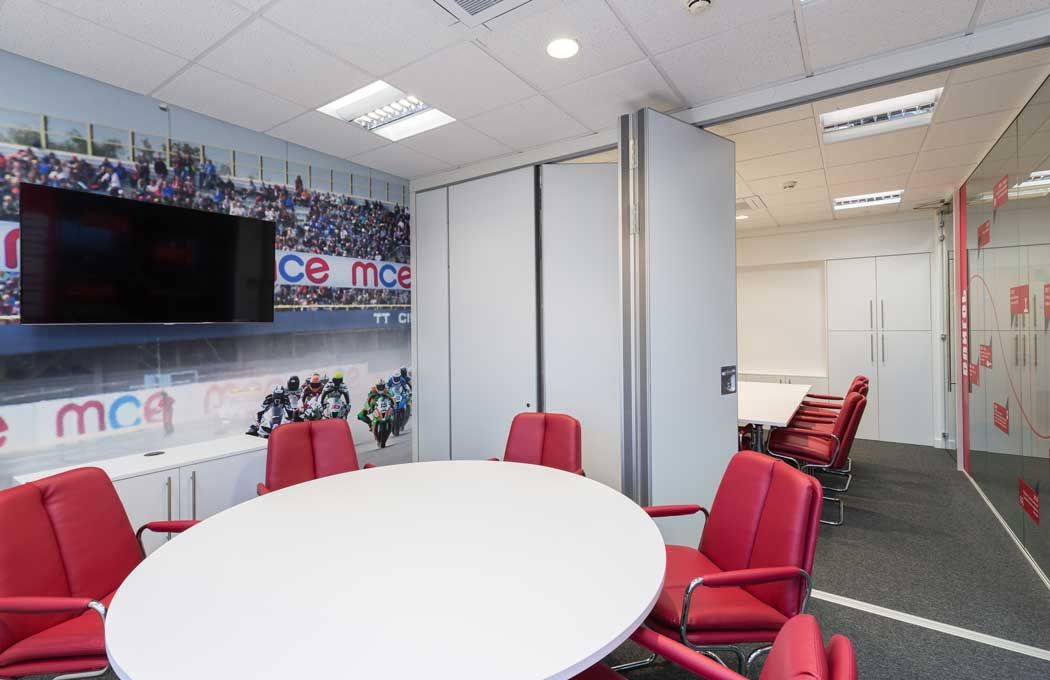 MCE-Meeting-room-with-floor-to-ceiling-graphics-By-APSS