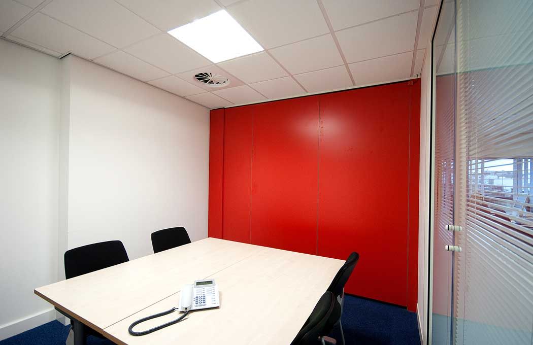 Siemens-meeting-room-with-Glass-partitions-and-blinds-by-APSS